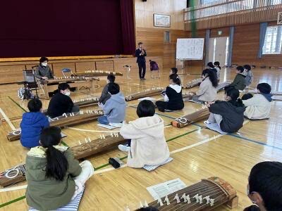 スクールコンサートで演奏する様子