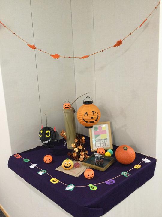 市長室入り口のハロウィーンの飾りつけ