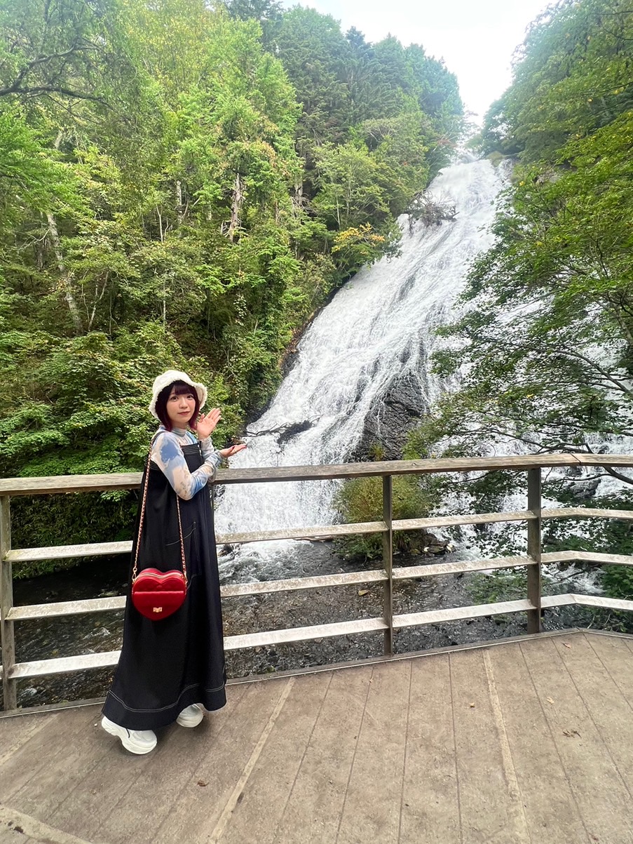 湯滝を背にした本郷さん