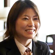 制服姿の平田さんの顔写真