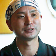手拭いを頭に巻いている青木さんの顔写真