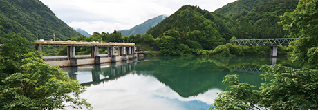 緑の山あいの中央に鬼怒沼が見える栗山エリアの写真
