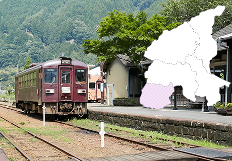 1両編成の汽車が走っている足尾エリアの駅を写した写真と足尾エリアを示した日光市の地図