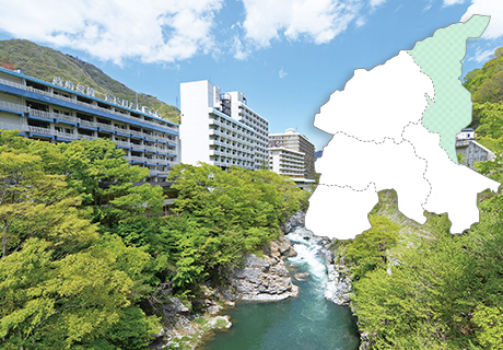 鬼怒川沿いに建つホテルなどの温泉地の藤原エリアを写した写真と藤原エリアを示した日光市の地図