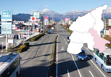 中央に4車線の道路があり、両脇にはいろいろな店舗が並んでいる今市エリアの写真と今市エリアを示した日光市の地図