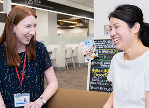 アンナさんと笑顔で会話をしている星野由紀さんの写真
