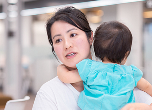お子さんを抱っこしている星野由紀さんの写真