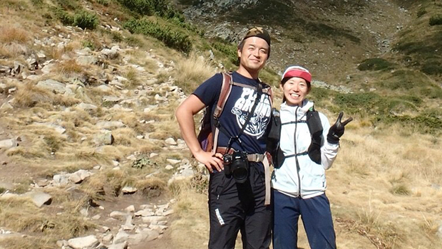 山の斜面で笑顔のご主人と一緒に写っているピースサインをしている星野さんの写真