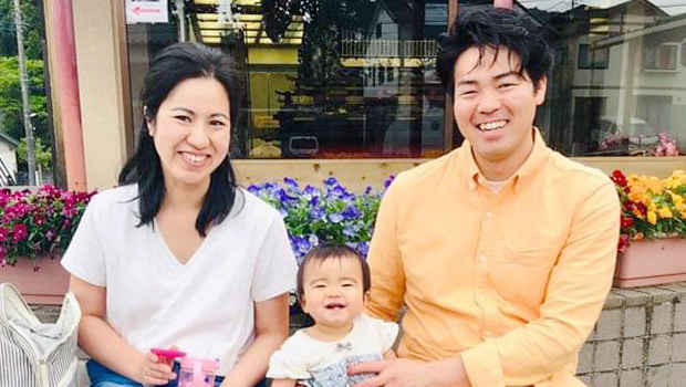 お子さんを真ん中に左に星野由紀さん、右に旦那様が座って並んでいる写真