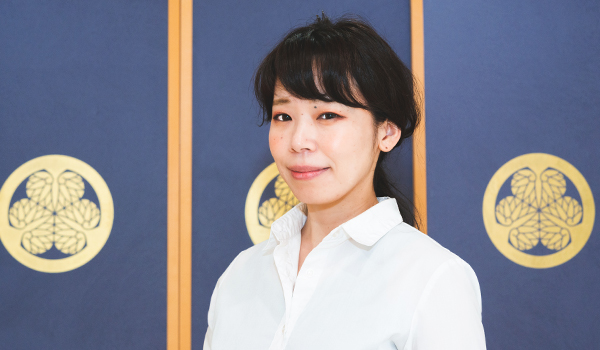 日光移住インタビューで緊張したような表情で写っている森崎愛さんの写真