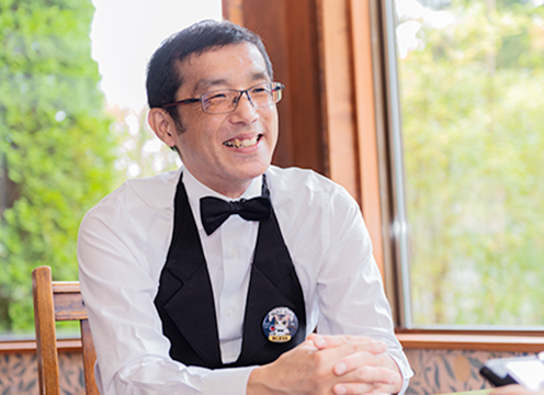 笑顔で日光移住インタビューを受けている小川文男さんの写真