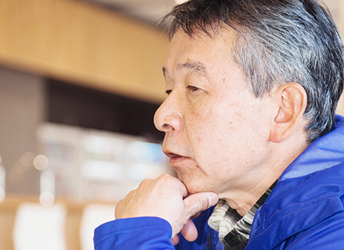 考え事をしているような表情をした山田徹さんの横顔を写した写真