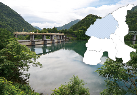 緑の中の大きな鬼怒沼がある栗山エリアを写した写真と栗山エリアを示した日光市の地図