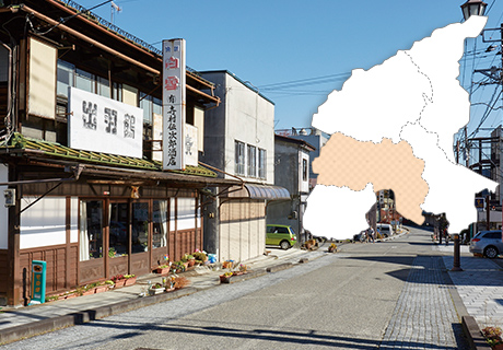 昔ながらの建物がたっている日光エリアの写真と日光エリアを示した日光市の地図