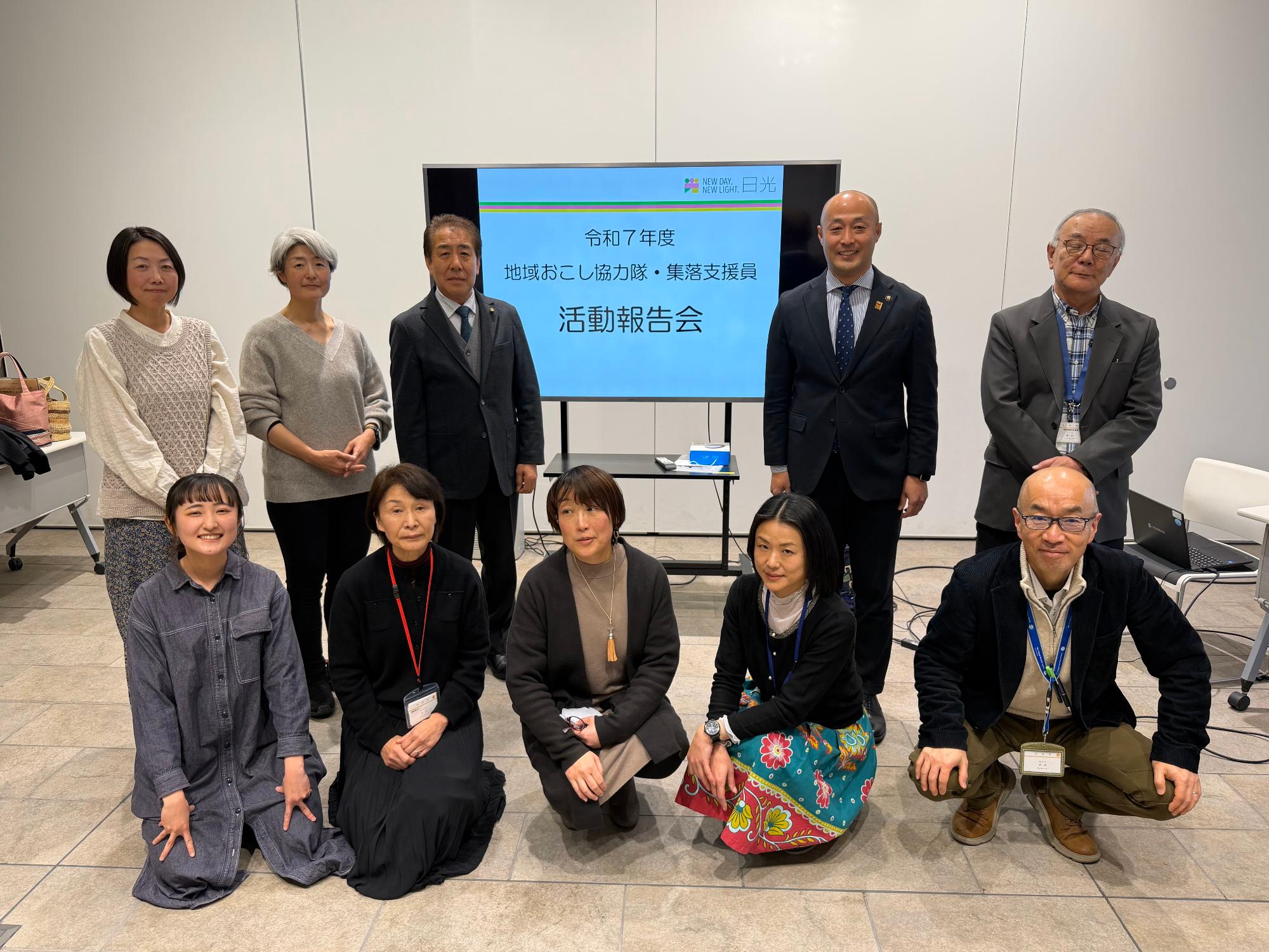 地域おこし協力隊、集落支援員の皆さんが写る集合写真