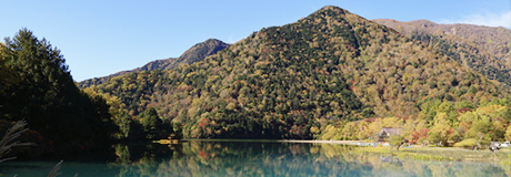 湖の奥の山が少しだけ色づいてきている風景写真