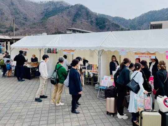 白いイベントテントが並んだ会場に多くの来場者で賑わっているG7100日前サブイベントの様子写真