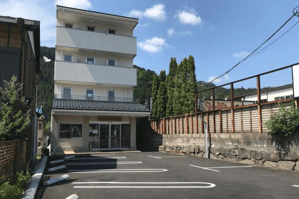 1階が入り口で4階建てになっているホテルファミテック 日光駅前の外観写真