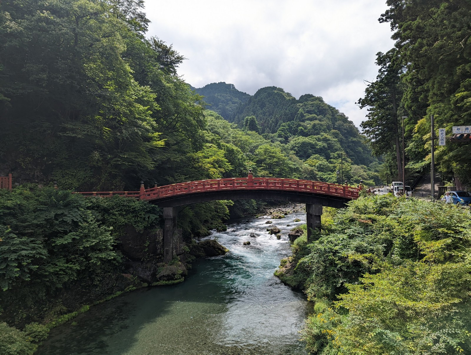 大谷川に架けられた、木造朱塗りの神橋の全体を写した写真