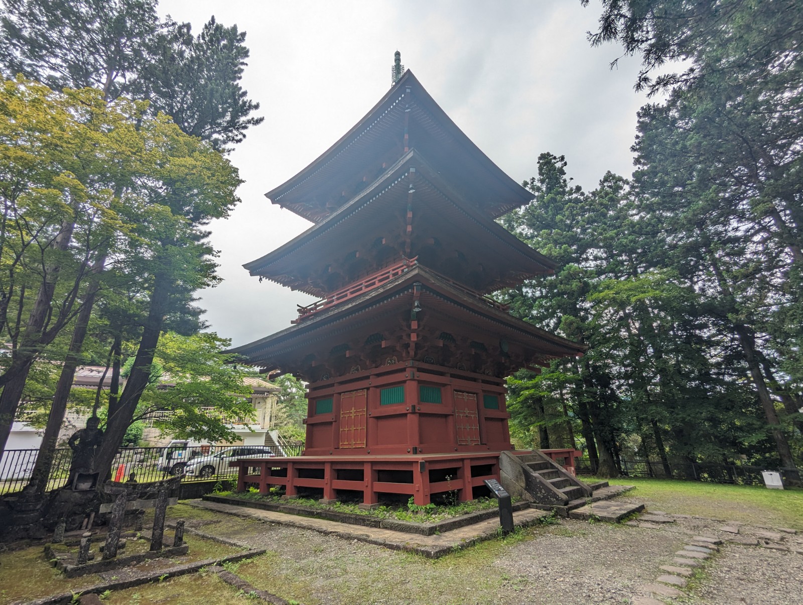 四本龍寺の跡地に建てた朱塗りの三重塔を写した写真