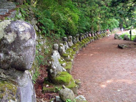 一列に並んだ化け地蔵（並び地蔵）を左側から眺めた写真