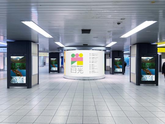 池袋地下道の電光掲示板に日光のプロモーション映像が流れている写真