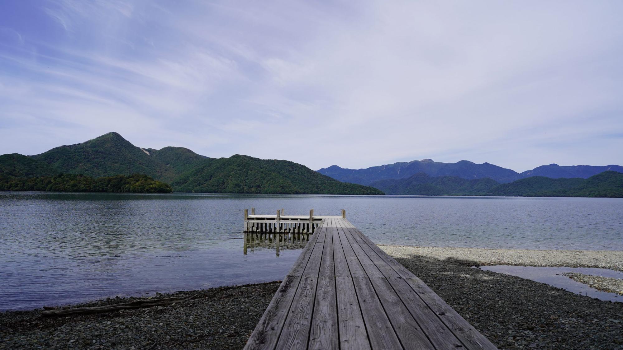陸から湖までのびている木製の桟橋を写した写真