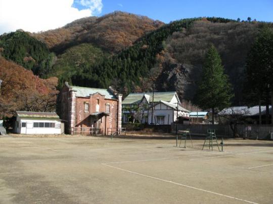 古河掛水倶楽部の敷地にある2面のテニスコートの写真