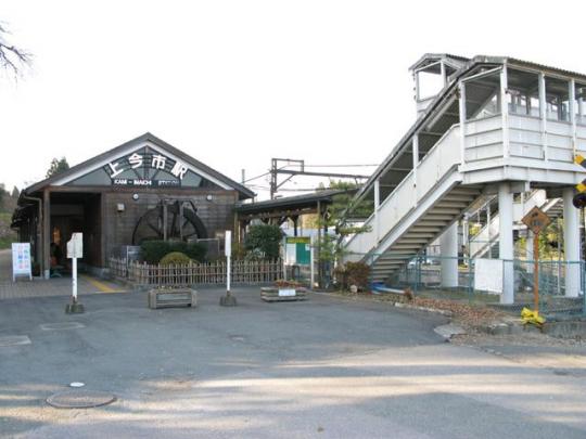 上今市駅の駅舎と水車のレプリカの写真