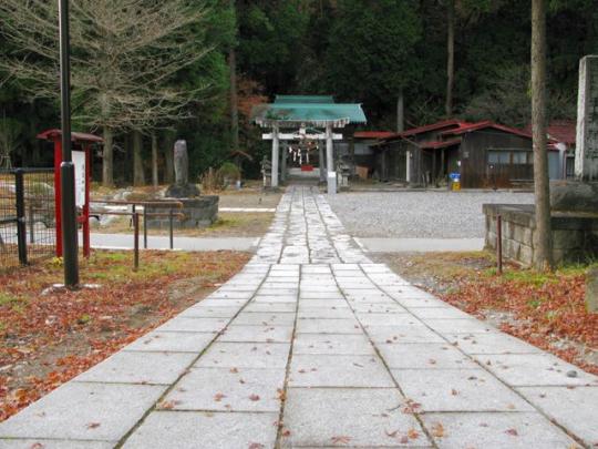 清滝神社正面を少し離れたところから撮影した写真