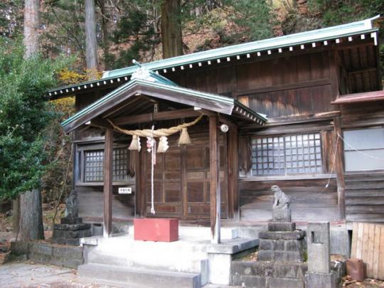 清滝神社本殿を斜めから撮った写真