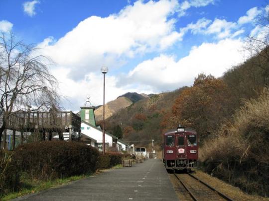 左は間藤駅のホーム、右は線路の上を走っている電車の正面の写真