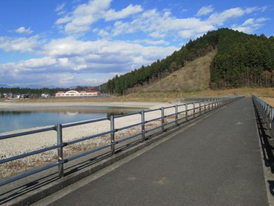 大室ダムの横を前山に向かってまっすぐ伸びていく道の写真