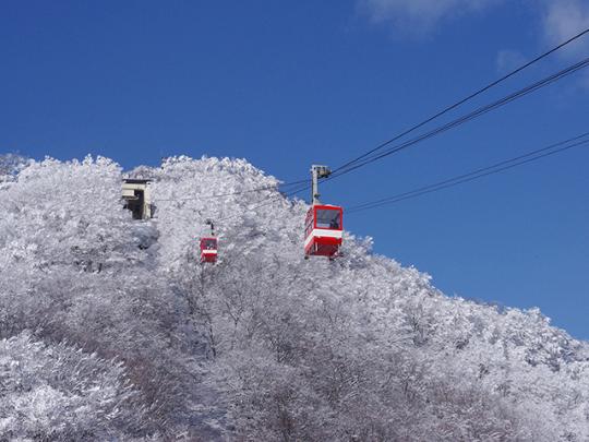 明智平ロープウェイと雪化粧の山の写真