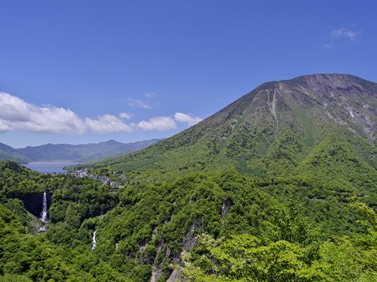 明智平ロープウェイ展望台からの見る新緑の男体山と中禅寺湖、華厳の滝