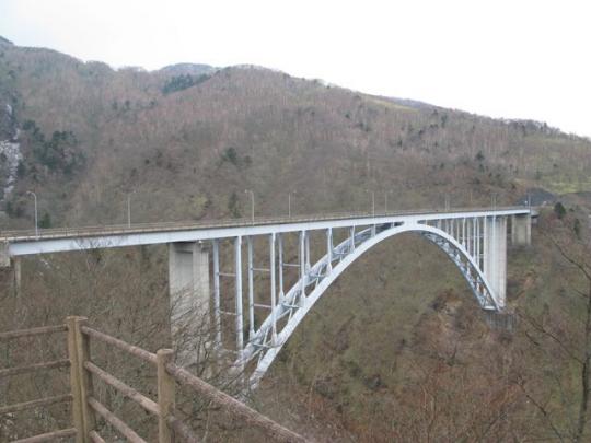 半円形の橋脚を持つ六方沢橋の写真