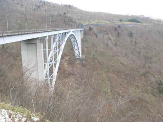 とても長い橋脚を持つ六方沢橋の写真