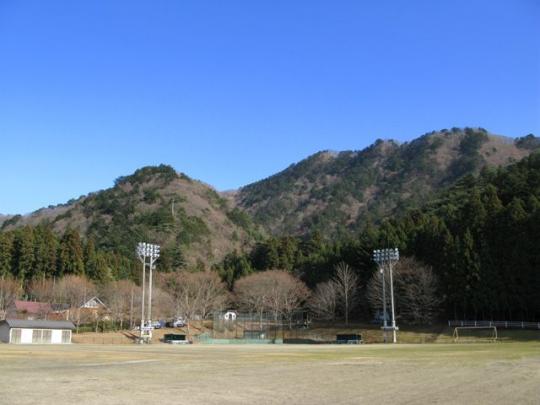 山のふもとに広がる野球場の写真