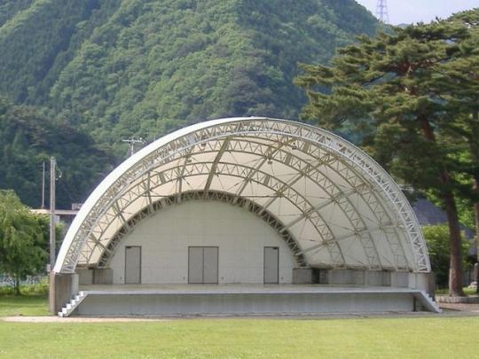 丸い天井が目を引く鬼怒川公園野外ステージの写真