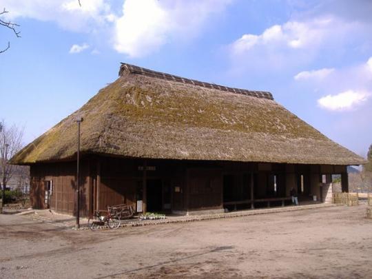 立派な藁ぶき屋根の古民家の写真