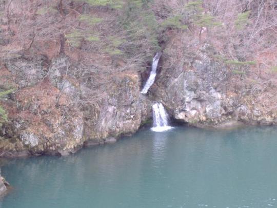 断崖を折れるように流れ落ちる滝の写真