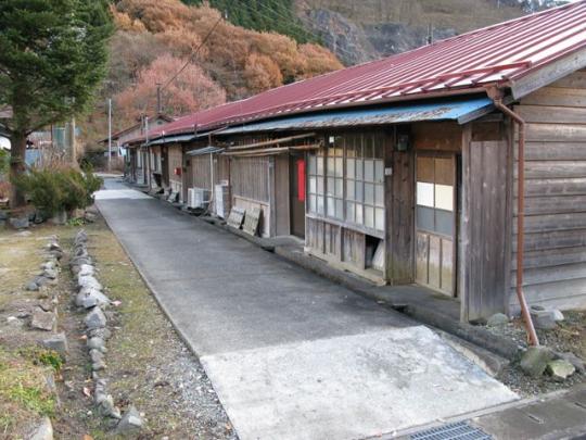 赤い屋根の渡良瀬社宅が長屋形式で立っている写真
