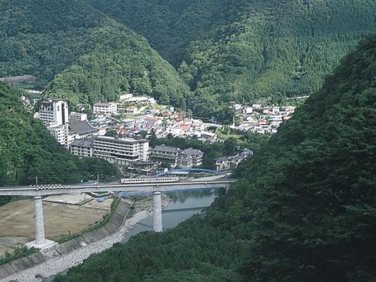 温泉街を見下ろしながら走る会津鬼怒川線の写真