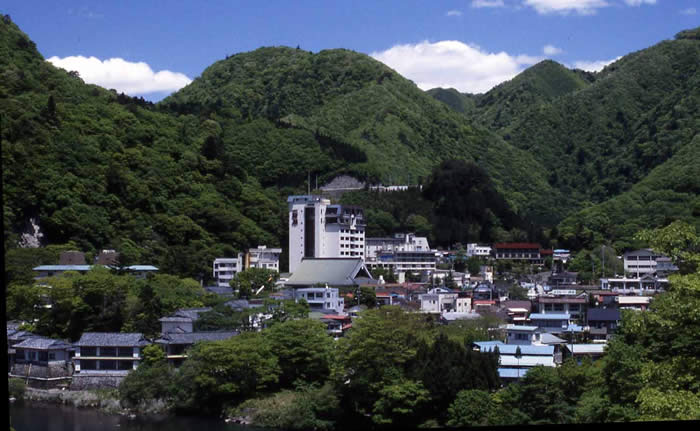 緑豊かな山々に囲まれた川治温泉の全景写真