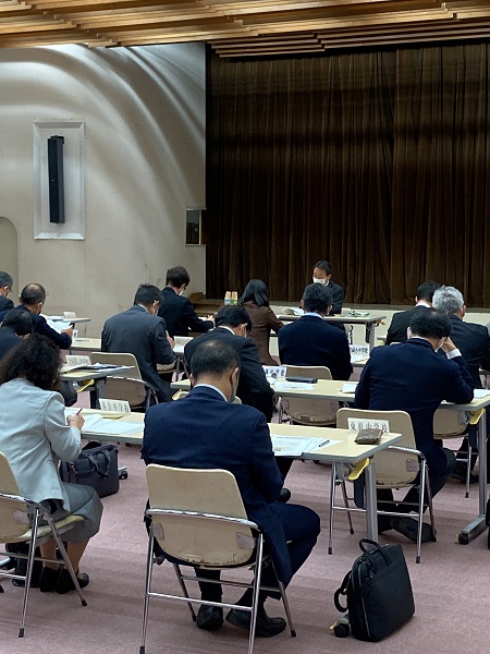 粉川市長の講師の話を参加者が真剣に聞いている令和3年校長会研修の様子の写真