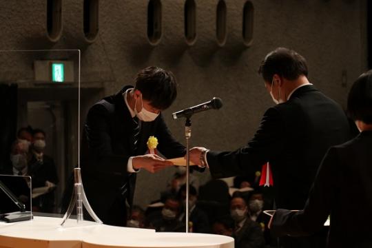 男性と市長が向かい合い賞状を受け取っている令和3年市政功労表彰式の様子の写真