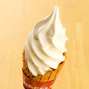 ワッフルコーンに入った白い大笹牧場のソフトクリームの写真