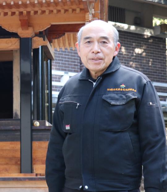作業着を着た、輝き人佐藤則武さんの写真