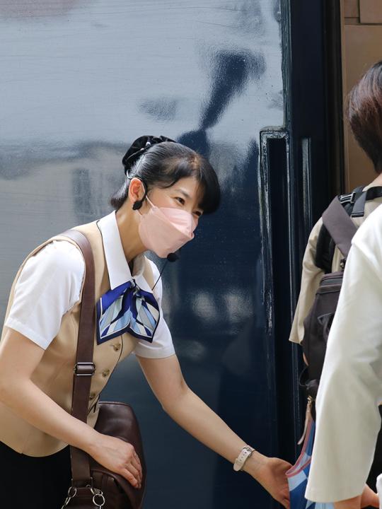 SLアテンダントの中島さんが案内している写真