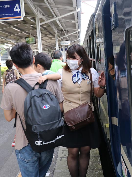 SLから降りて来たお客さんをSLアテンダントの井池さんが案内している写真